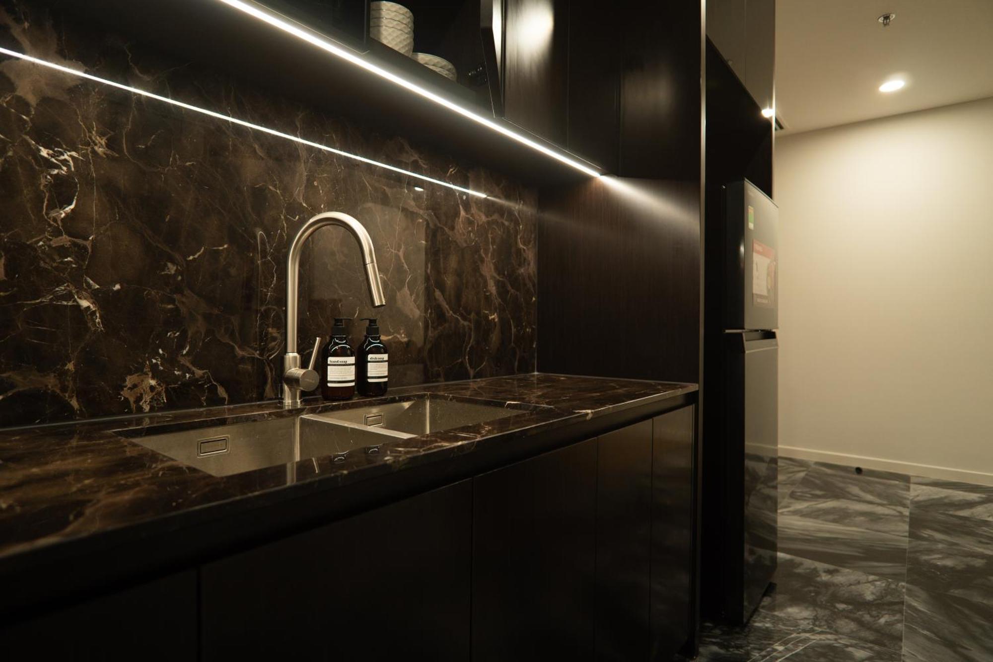 Luxury 2 Bedroom With View Apartment *